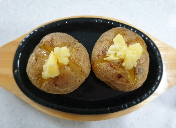 칼집 사이로 소금 한꼬집 솔솔 뿌린뒤 버터를 쑥 넣어주세요.