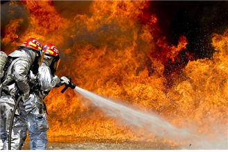 소방대원 두분이 불을 끄고 있는 사진