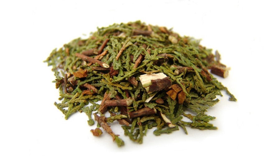 야생에서 채취를 한 측백나무의 잎인 측백엽을 깨끗하게 세척하고 건조시킨 것을 잘게 잘라서 흰색 바닥 위에 수북하게 놓아두고 찍은 사진