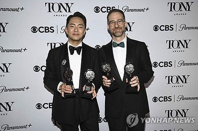 뮤지컬 '어쩌면 해피엔딩'의 박천휴 작가, 윌 애런슨 작곡가 사진