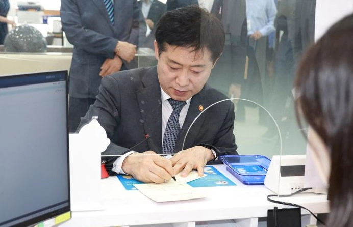 새마을금고를 방문해 6천만원을 예치한 김주현 위원장