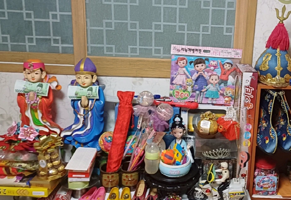 거제도에서 용한 천황보살 신당에 걸린 한복