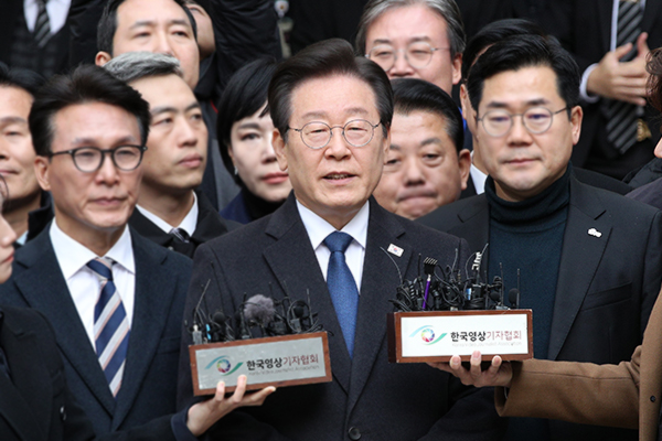 더불어민주당 이재명 대표가 25일 오후 서울 서초구 서울중앙지법에서 열린 '위증교사' 혐의 사건 1심 선고 공판에 출석한 뒤 취재진에게 입장을 밝히고 있다.<연합뉴스>