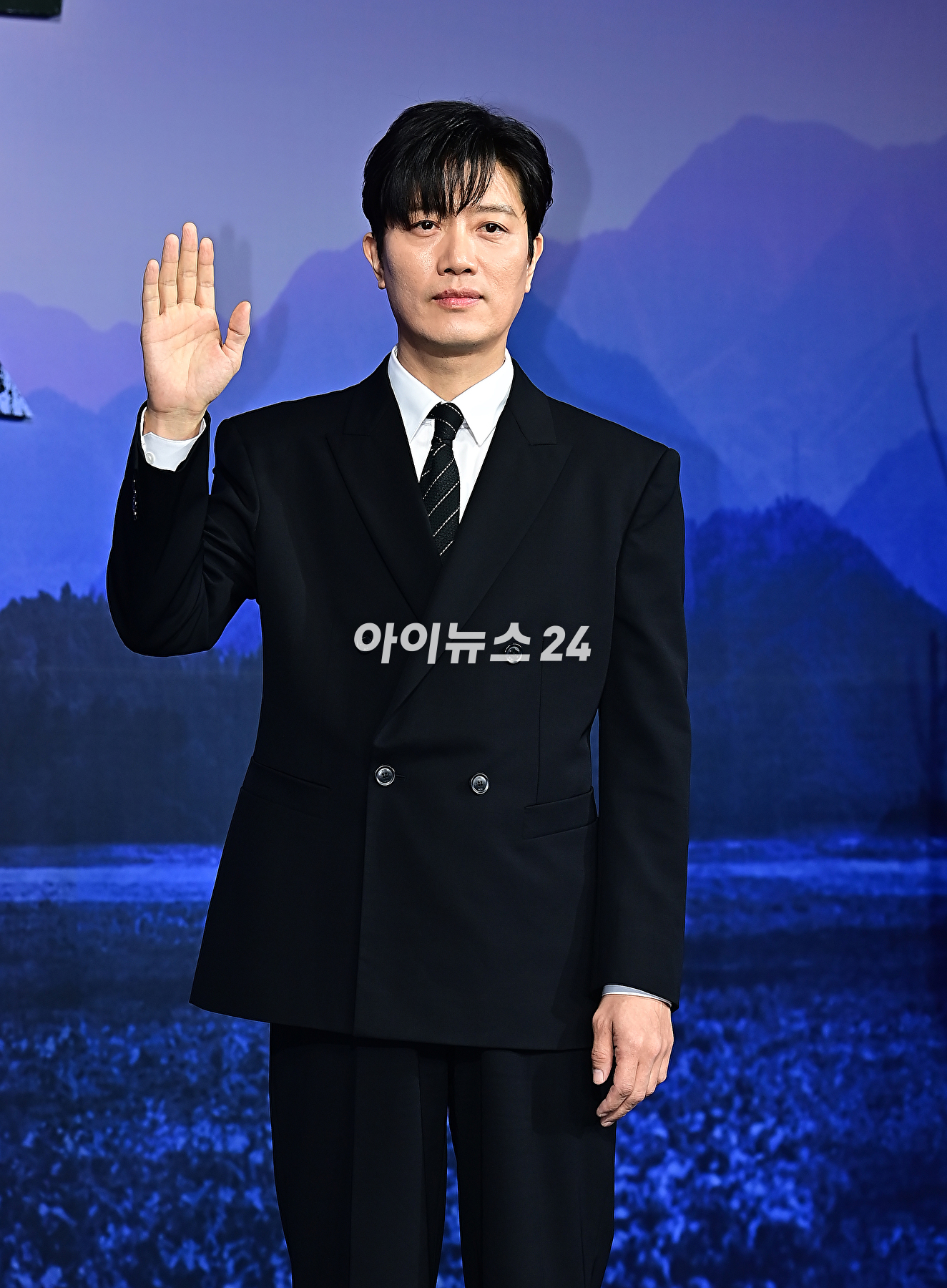 배우 박희순이 12일 오후 서울 중구 엠배서더 서울 풀만에서 열린 넷플릭스 '선산' 제작발표회에서 기념촬영을 하고 있다. [사진=곽영래 기자]