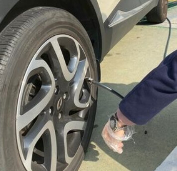 타이어 공기 주입하는 모습