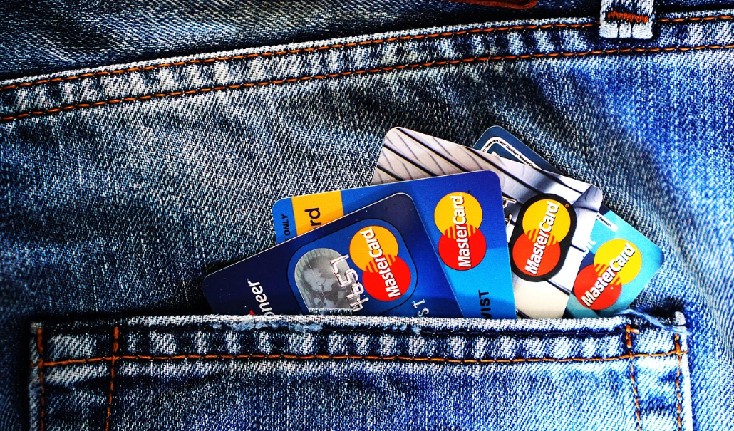 신용카드 vs 체크카드 &mdash; 뭐가 더 유리할까