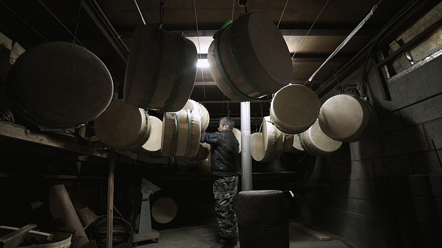 북을 만드는 모습