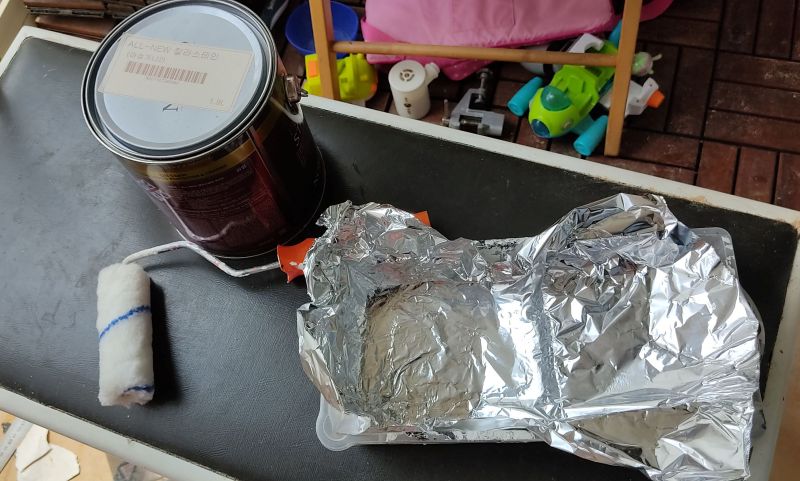 트레이와 오일스테인 롤러 사진