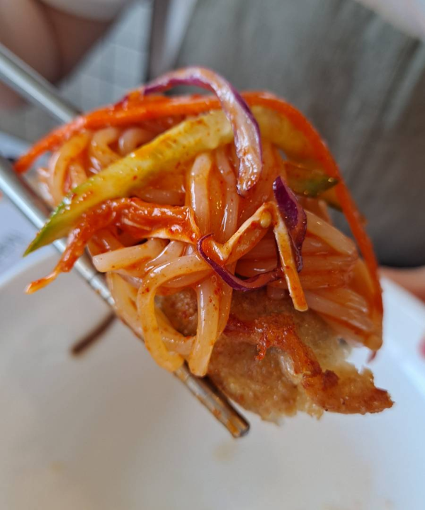 비빔만두쫄면 한젓가락