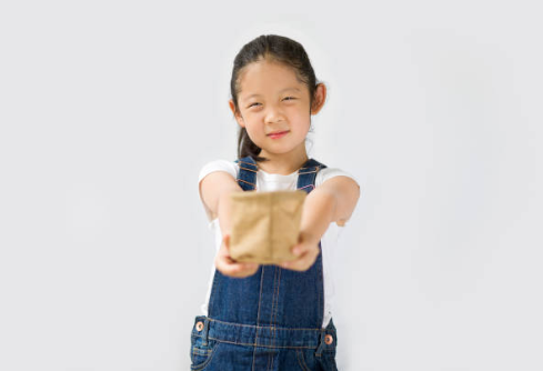친구와 함께 나눠 쓰는 놀이 장면
