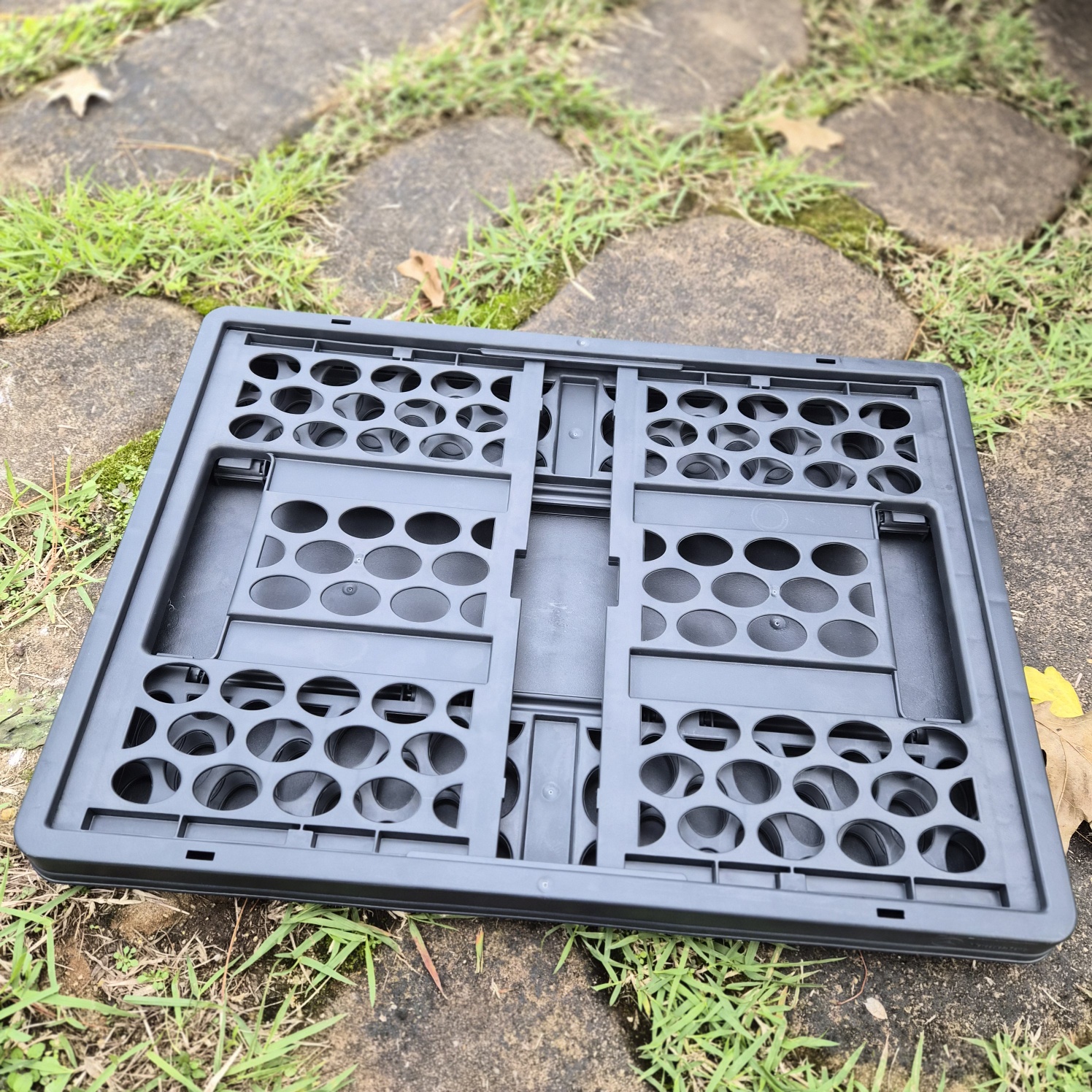 벤츠 정품 폴딩박스가 접힌 상태로 평평하게 놓여 있는 모습