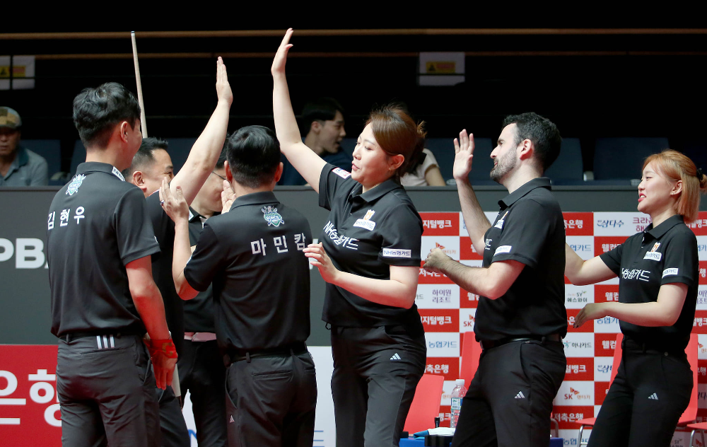 NH농협카드 당구팀 - 가운데가 김민아 당구선수