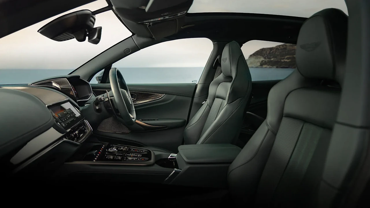 애스턴 마틴 DBX707