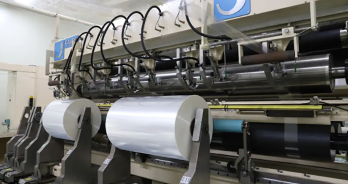 공장 설비들 앞면 두통의 두루말이 필름이 말려있는 이미지