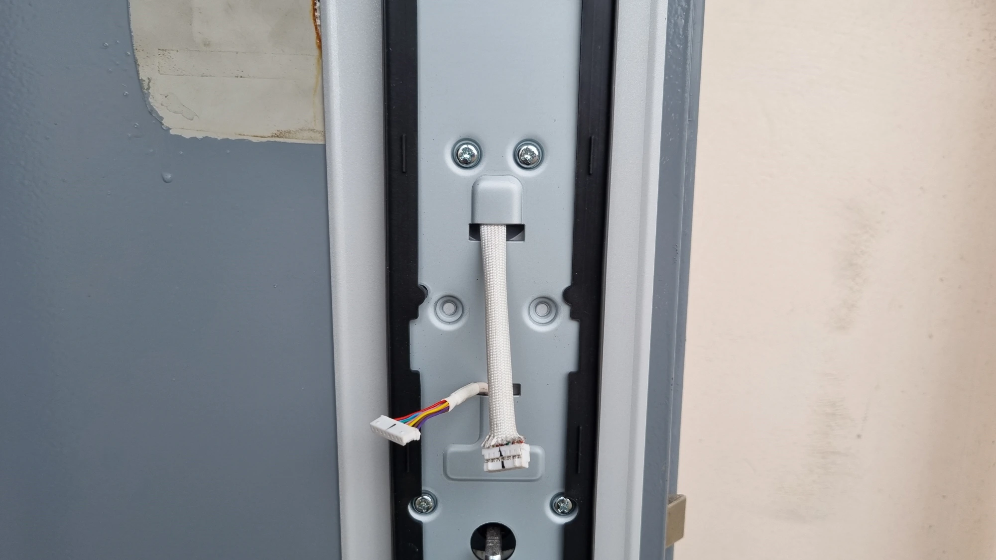 도어락 설치 보강 판모습