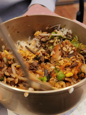 비빔밥_비비는_모습