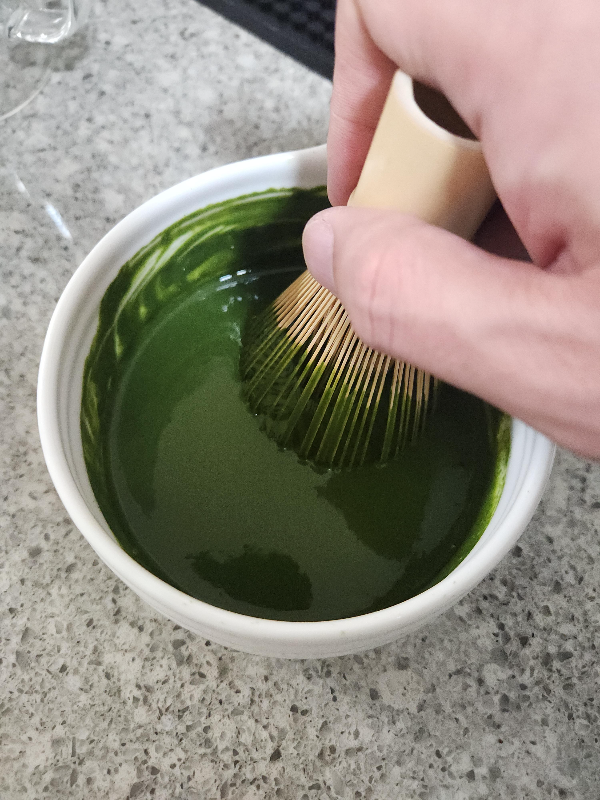 차선으로 말차를 푸는 모습이다.