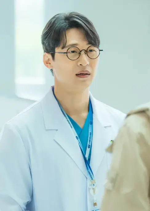 닥터슬럼프-
파란의사복 위 흰색가운을 입고 검은테안경을 쓴채 상대방을 바라보는 민경민