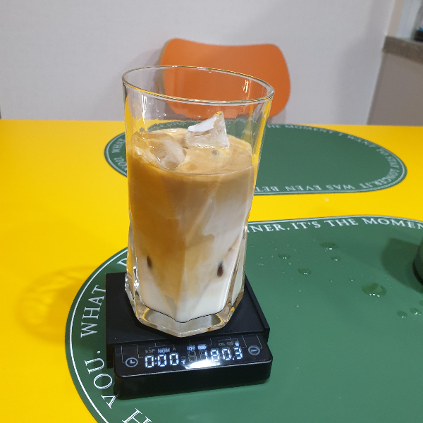 커피를 다 부은 모습. 저울은 180.3g을 가르킨다.