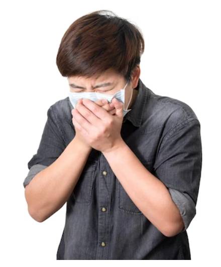 마스크를 끼고 재채기를 하고 있는 남성