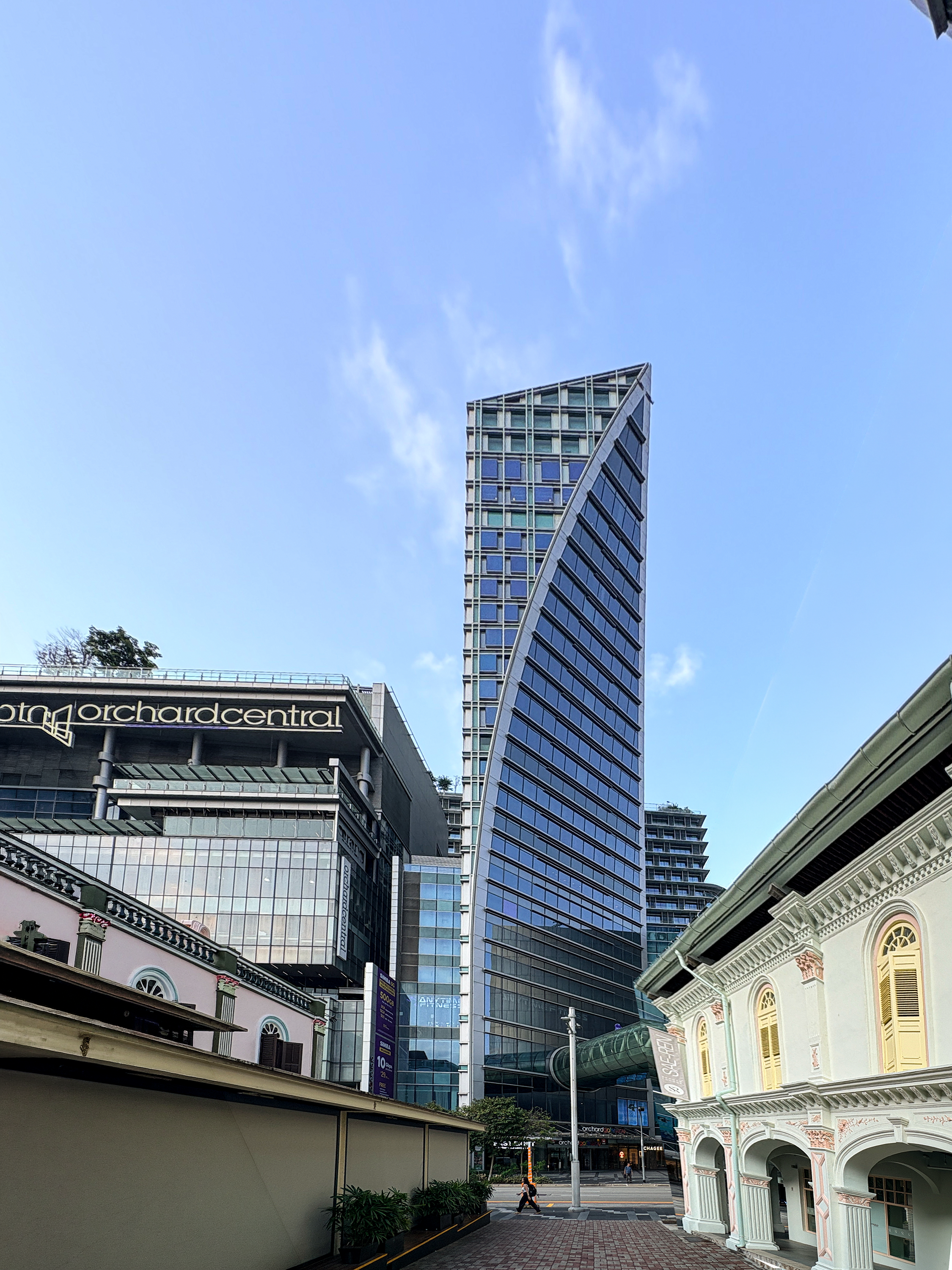 에메랄드 힐 로드(Emerald Hill Road)에서 바라본 오차드 게이트웨이(Orchard Gateway)와 오차드 센트럴 빌딩(Orchard Central)