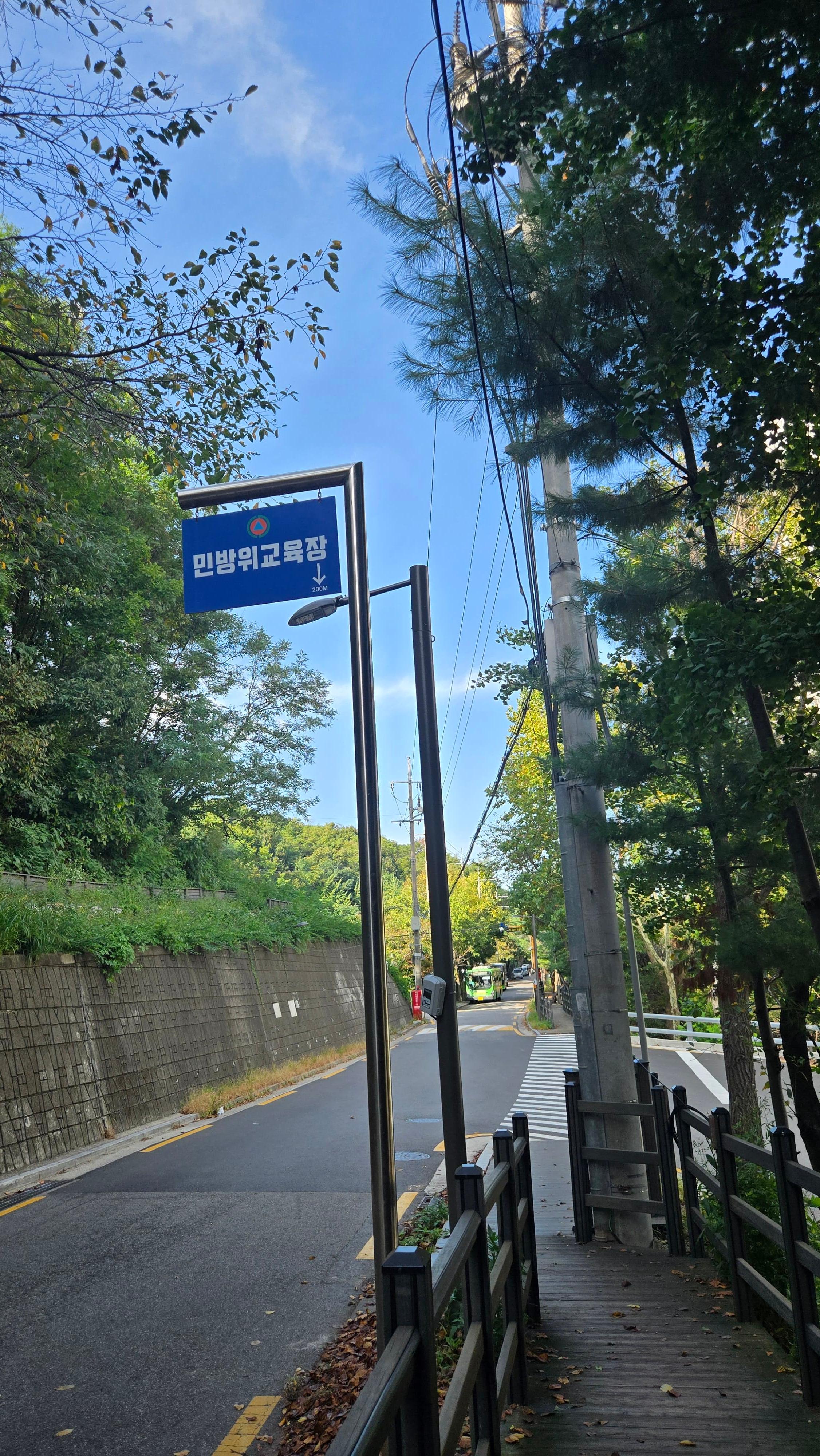 &ldquo;산자락을 따라 이어진 데크길. 저에게는 출근길이면서 매일 만나는 작은 산행길입니다.&rdquo;