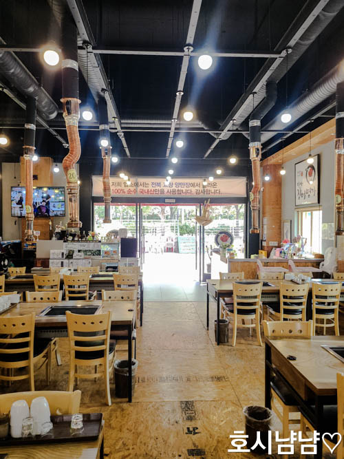 하남 미사장어명가 쾌적한 실내 전경&amp;#44; 테이블과 입구