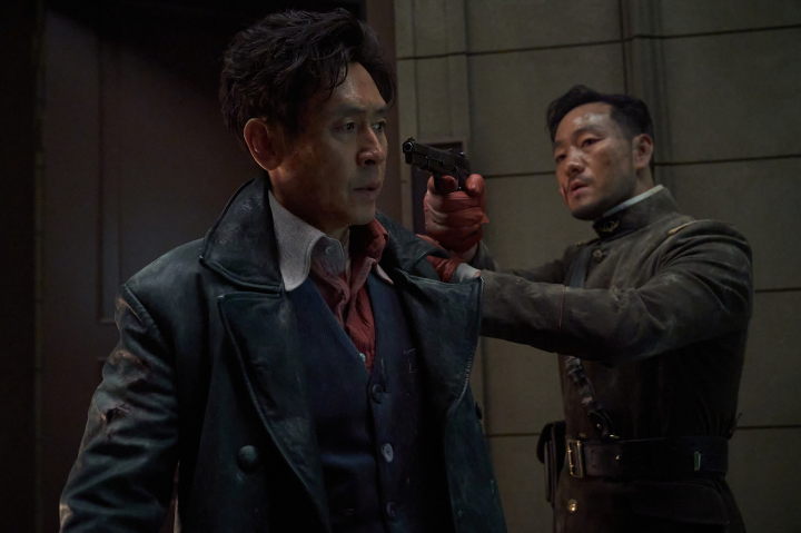 설경구에게총을들이밀고있는박해수