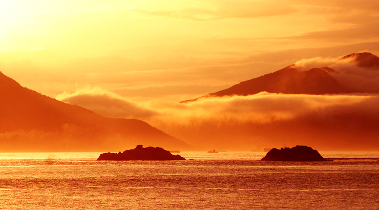 남해군 서면에서 겨수시를 바라본 환상적인 저녁 노을