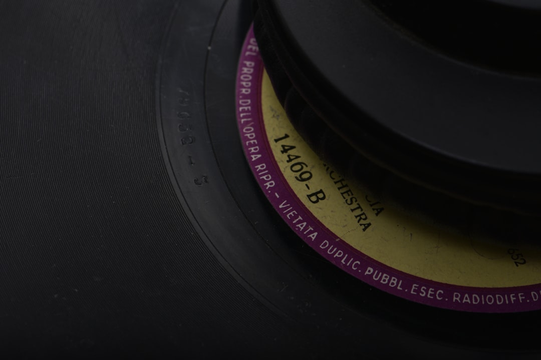 '확정일자'는 영어로 'certified date'입니다.