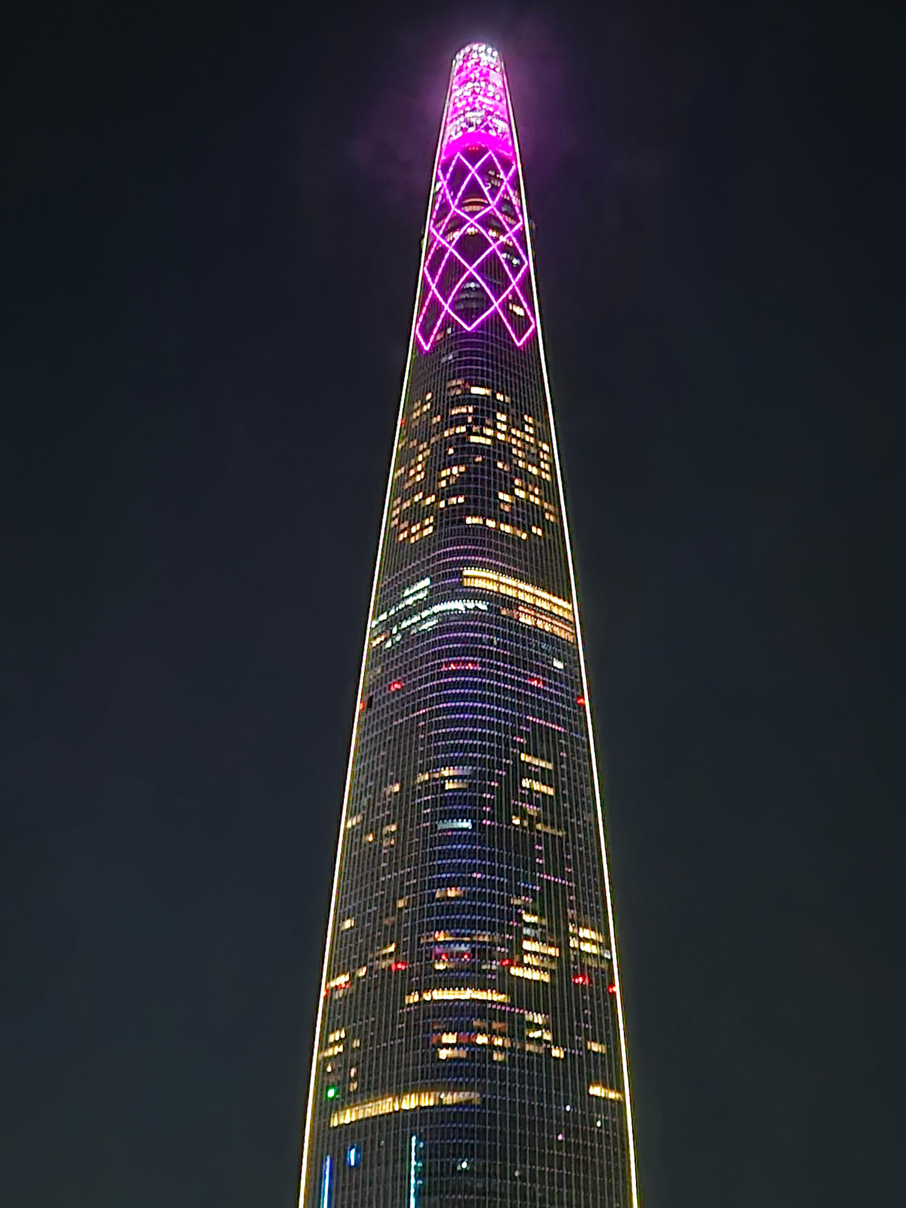 서울스카이의 붉은 첨탑모습