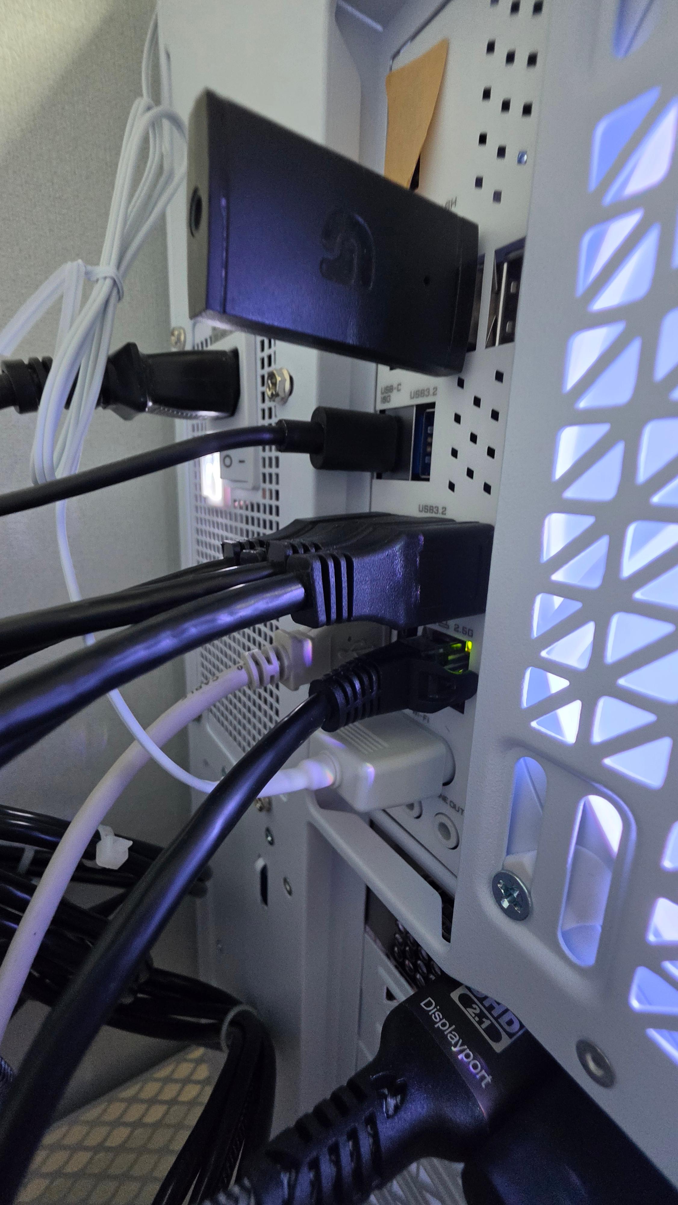 메인보드 후면부 넉넉한 USB 포트 공간이 확보 ㅗ되어있다.