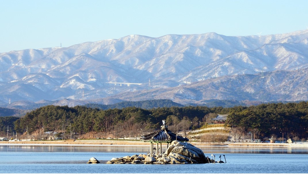 경포호의 자연경관과 정자 사진