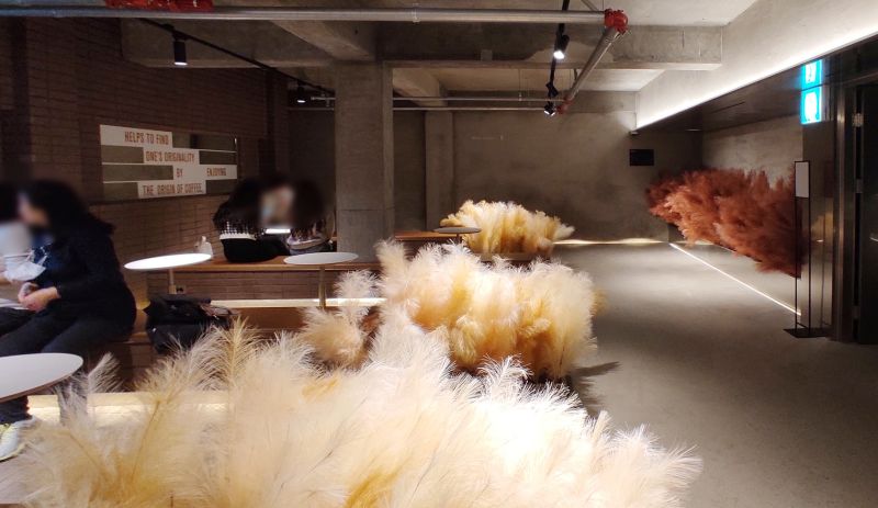 베이커리 키친이 있어 좁은 지하층을 조화와 간접조명을 꾸며놓은 독특한 인테리어