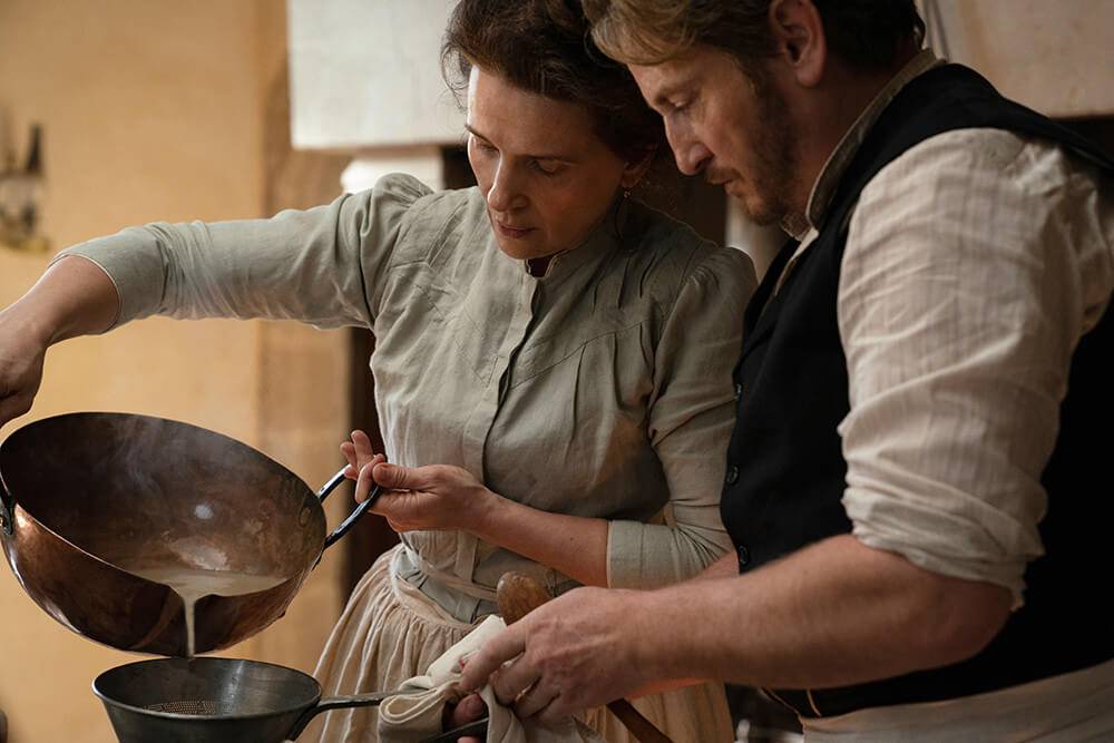 부엌에서 함께 요리하는 도댕과 외제니