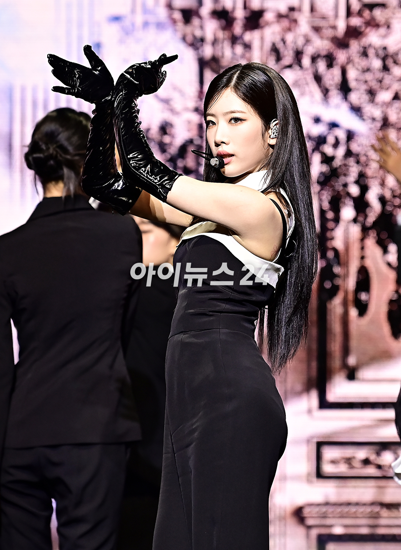 오드아이써클 김립이 12일 오후 서울 광진구 예스24 라이브홀에서 열린 미니앨범 &lsquo;버전 업&rsquo;(Version Up) 쇼케이스에서 포토타임을 갖고 있다. [사진=곽영래 기자]