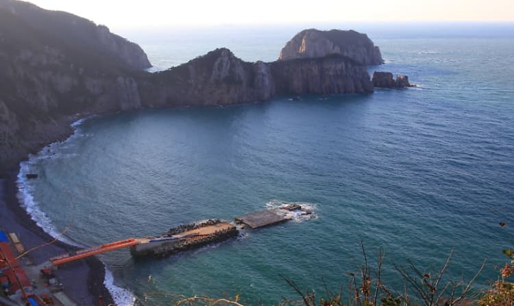 깃대봉에서 바라본 마을 모습이 아름답다