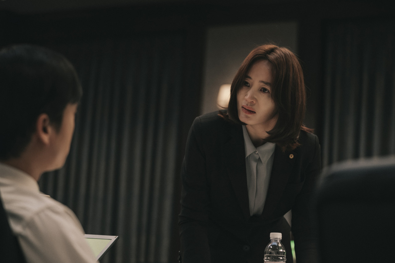 국가 부도 위기 속에서 국민의 알 권리를 위해 싸우는 한시현 팀장