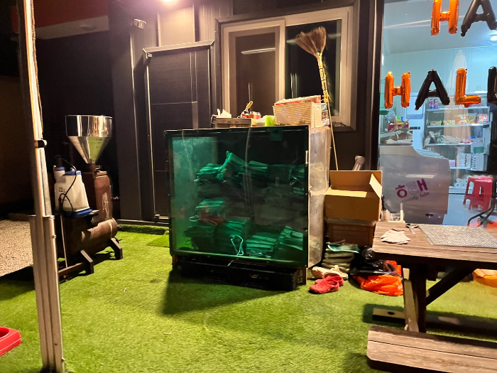 관리동 매점과 장작의 모습 2