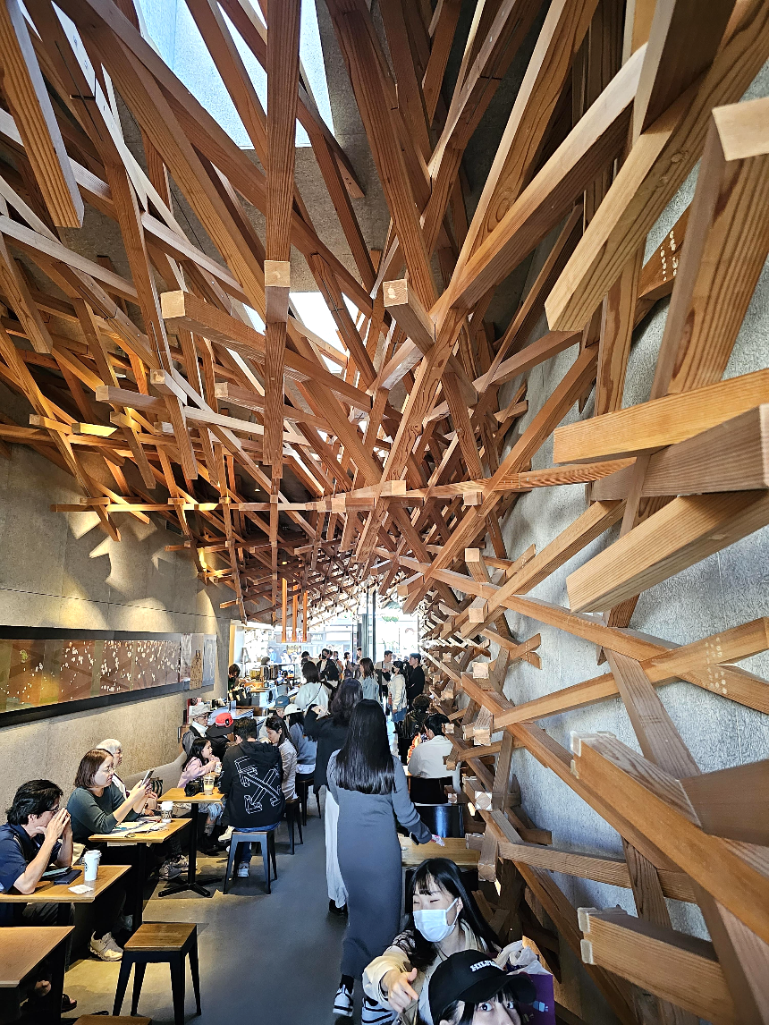 스타벅스 다자이후 오모테산도점 실내인테리어