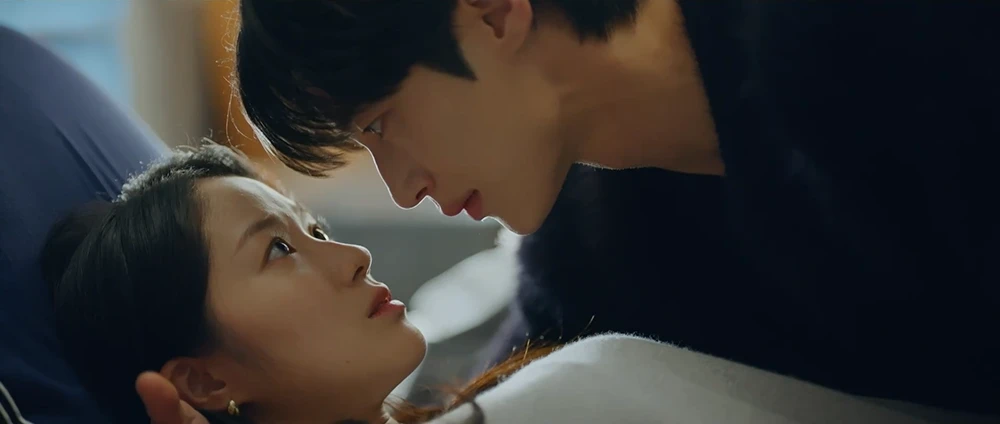 침대에-누워-서로를-보는-솔과-선재