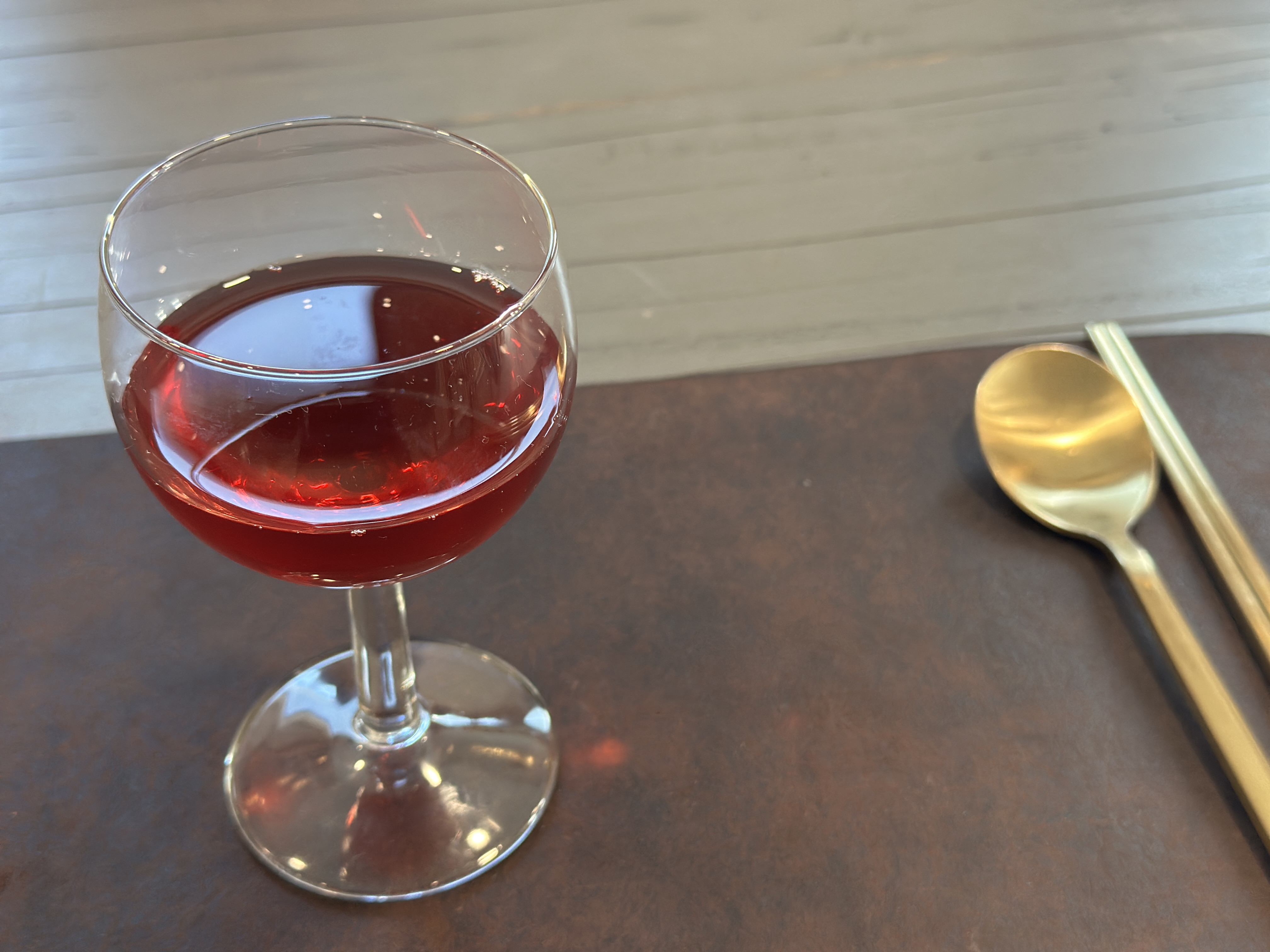 붉은 빛을 가진 오미자차인 웰컴티