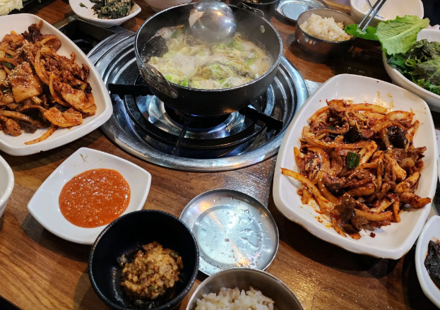 생생정보 성남 오징어제육쌈밥과 무제한칼국수 낙지쌈밥 주인맘대로 14,500원 장사의신 정보