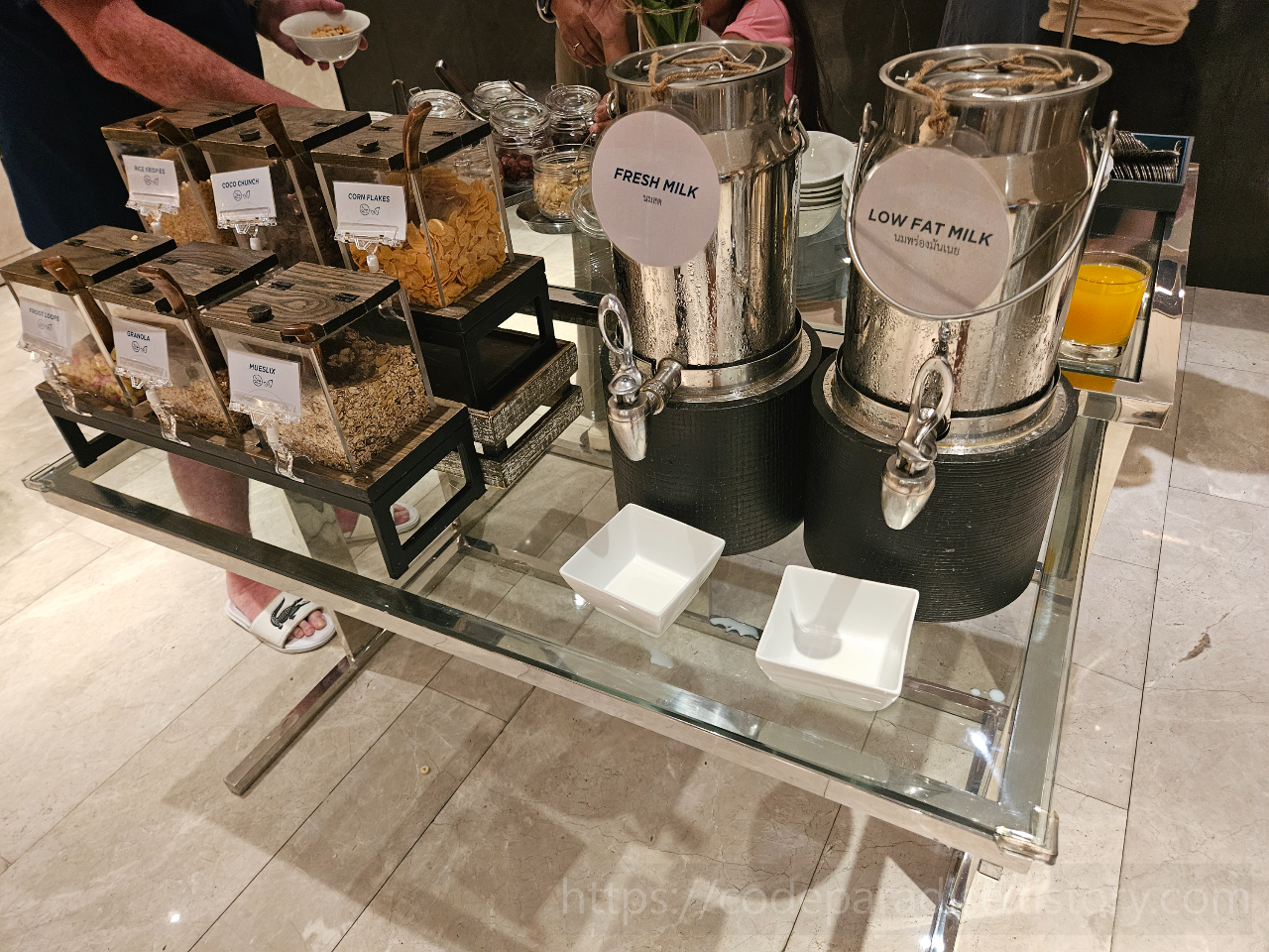 ํธํ
์ฌ์ง