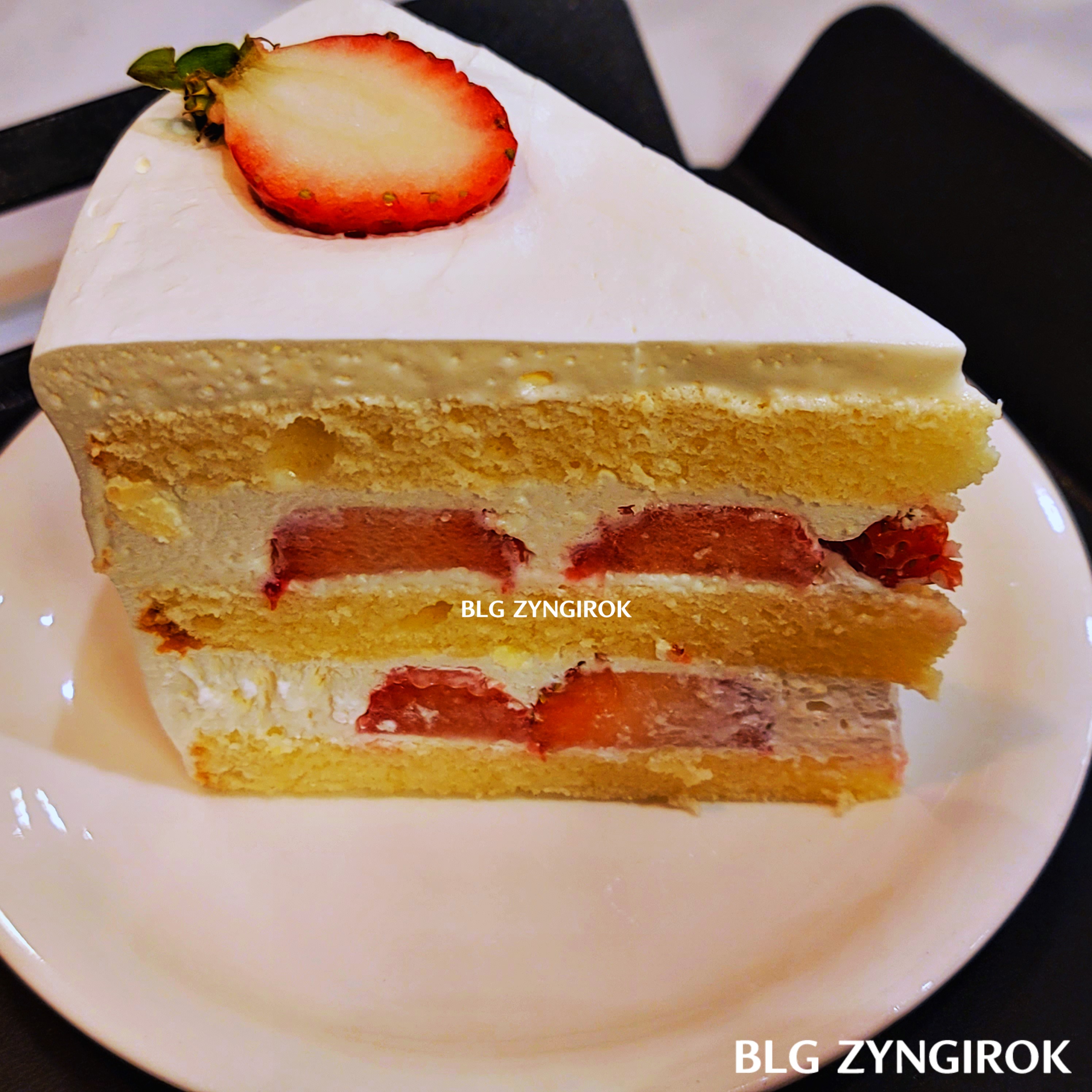 주문한 딸기 케이크 모습이다.