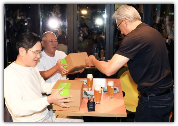 이재용, 정의선 회장에게 선물을 전하는 젠슨 황