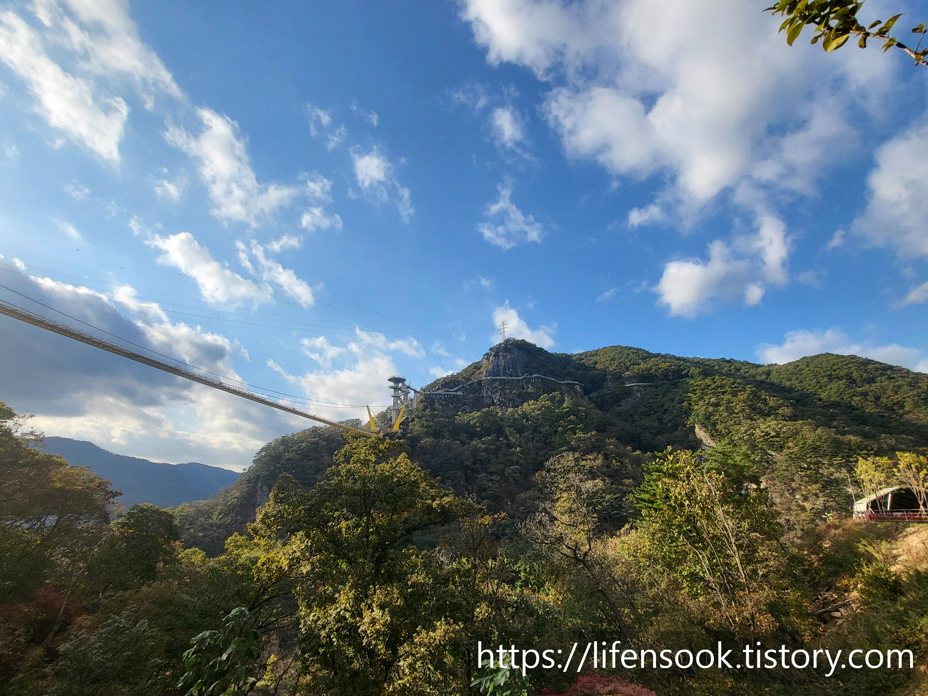 소금산 에스컬레이터 중간에서 본 출렁다리