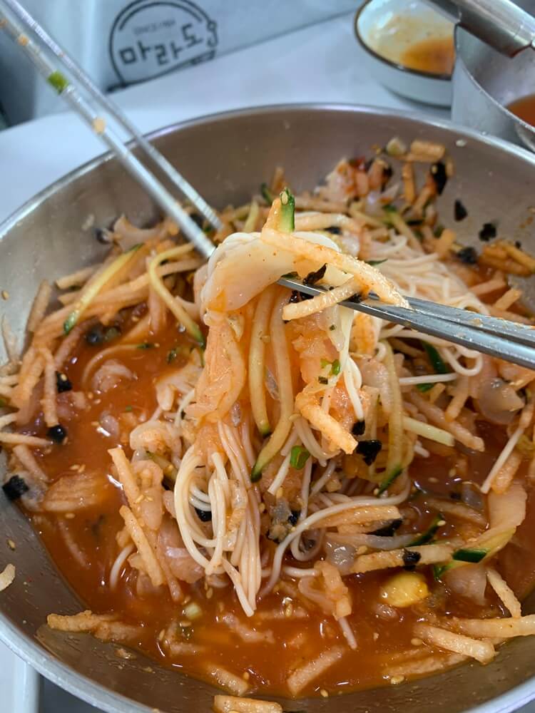 소면을 섞어 젓가락으로 들은 모습