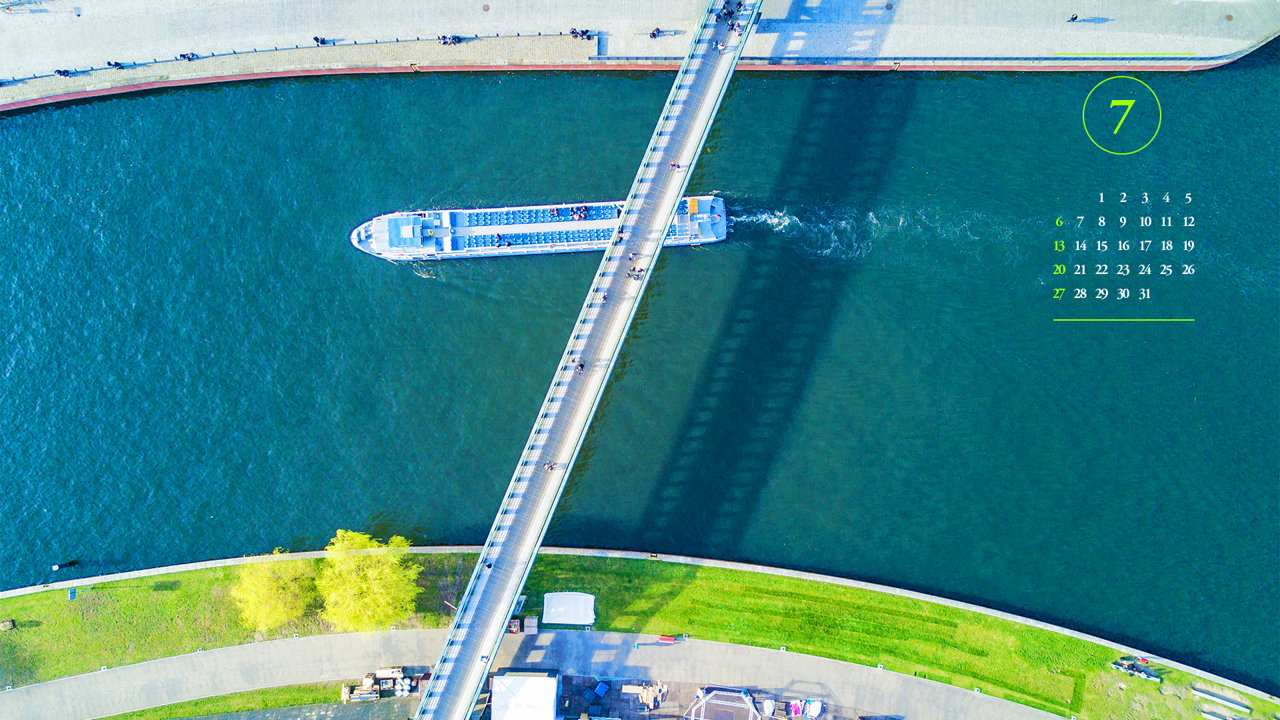 04 다리 밑을 지나는 유람선 A - 2025년7월 노트북배경화면