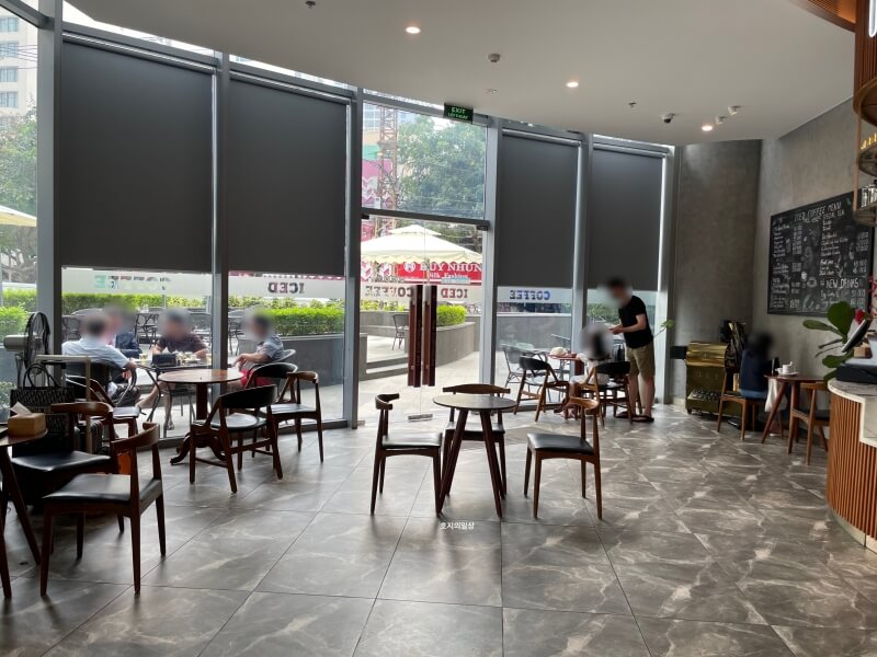 베트남 나트랑 카페 맛집 아이스드 커피 - 매장 홀 좌석